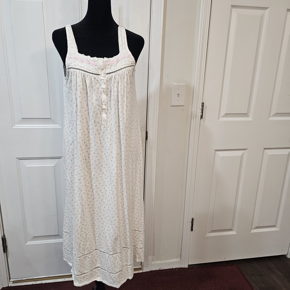 Aria White Eyelet Pointelle Floral with Floral Shaped Buttons Size Small{Bx7}